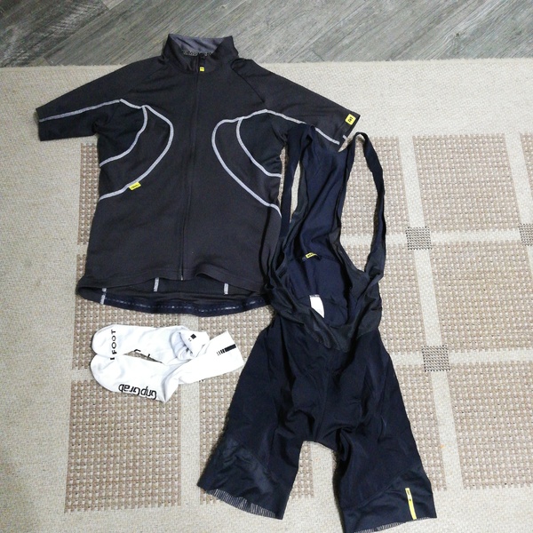 Mavic - salopette Cosmic M+maglia Mavic Aksium M+calzini GripGrab M