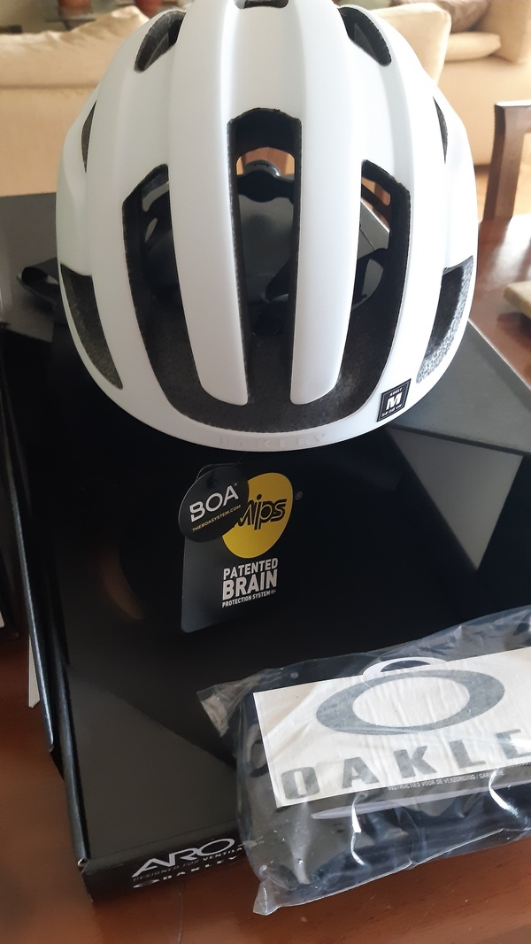 Oakley - Casco Aro3 mips